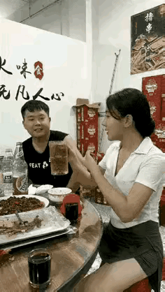 喝一杯，漏一半，姑娘你到底行不行啊？