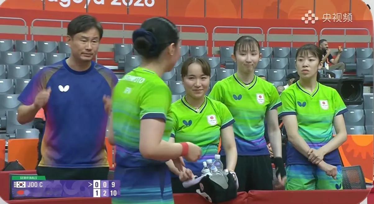 【张本美和零封朱芊曦下场，伊藤美诚微笑相迎给人慈祥的感觉】名古屋亚运女团半决赛，