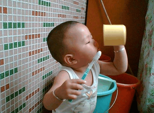愚蠢的妈妈这样纵容孩子, 导致孩子口臭不止! 竟是这玩意搞破坏