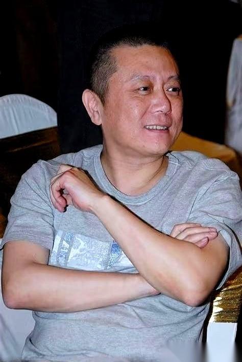 王朔有几句话，像一盆冰水，兜头浇在所有“老好人”的脸上。他说，邻居，别做朋友。