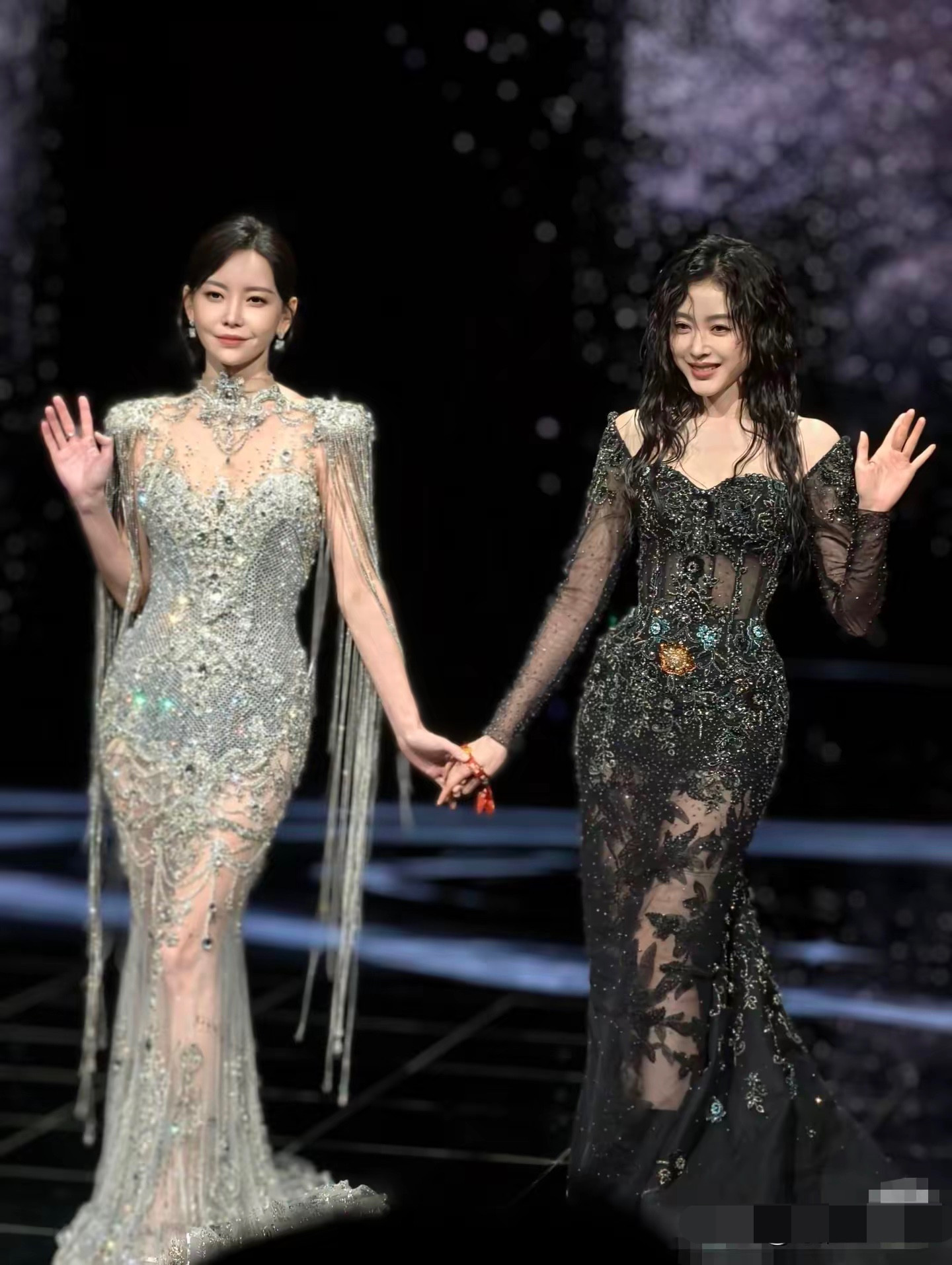 两人礼服款式相似，细节上各有不同，同样修身的剪裁映衬出身材曲线