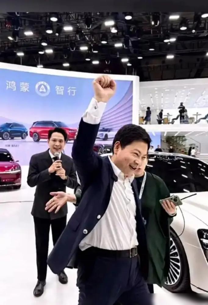 华为车BU今年直接杀疯了！营收暴涨近4倍，问界销量狂飙600%+，这增速谁看了不