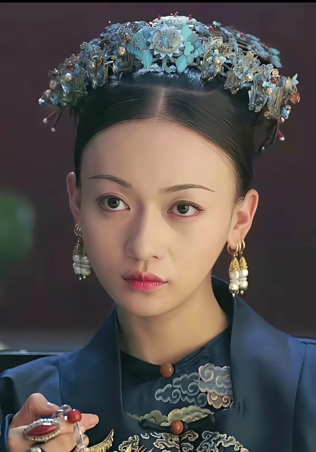 吴谨言和白鹿两个人，同样是瘦瘦的，但是吴谨言看着是干巴巴的，而白鹿则是水灵灵的，