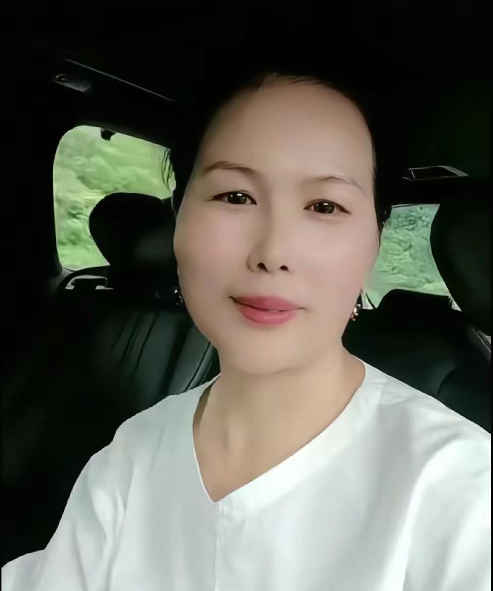 小杨阿姨现在太会拿捏网友了！发了一则视频笑而不语！这得意劲儿说明了一切啊！终