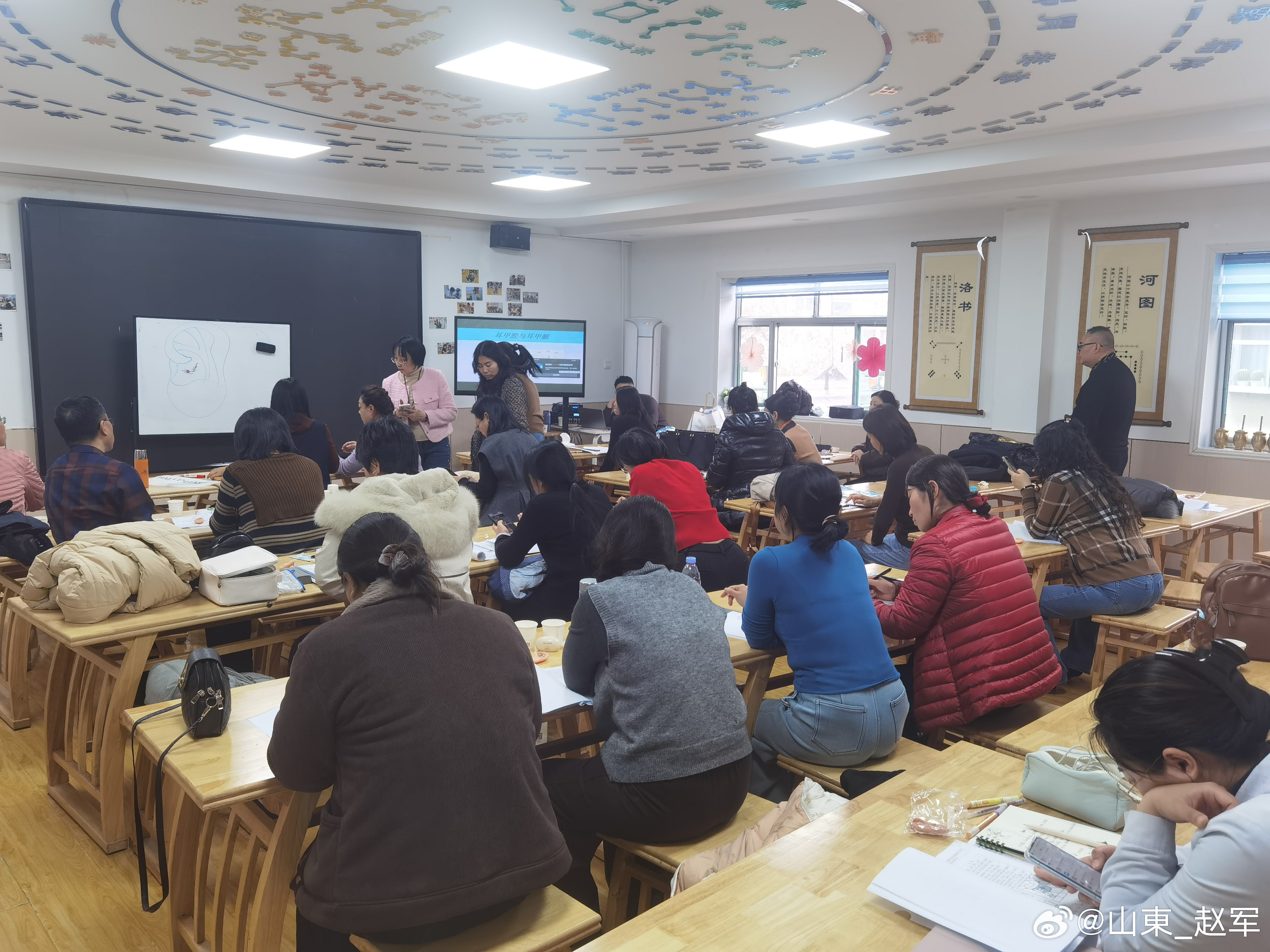 十二经筋口诀筋起爪指结聚关节主束骨骼不入脏腑两肩处，两肘处两腕处，两膝处两踝处，