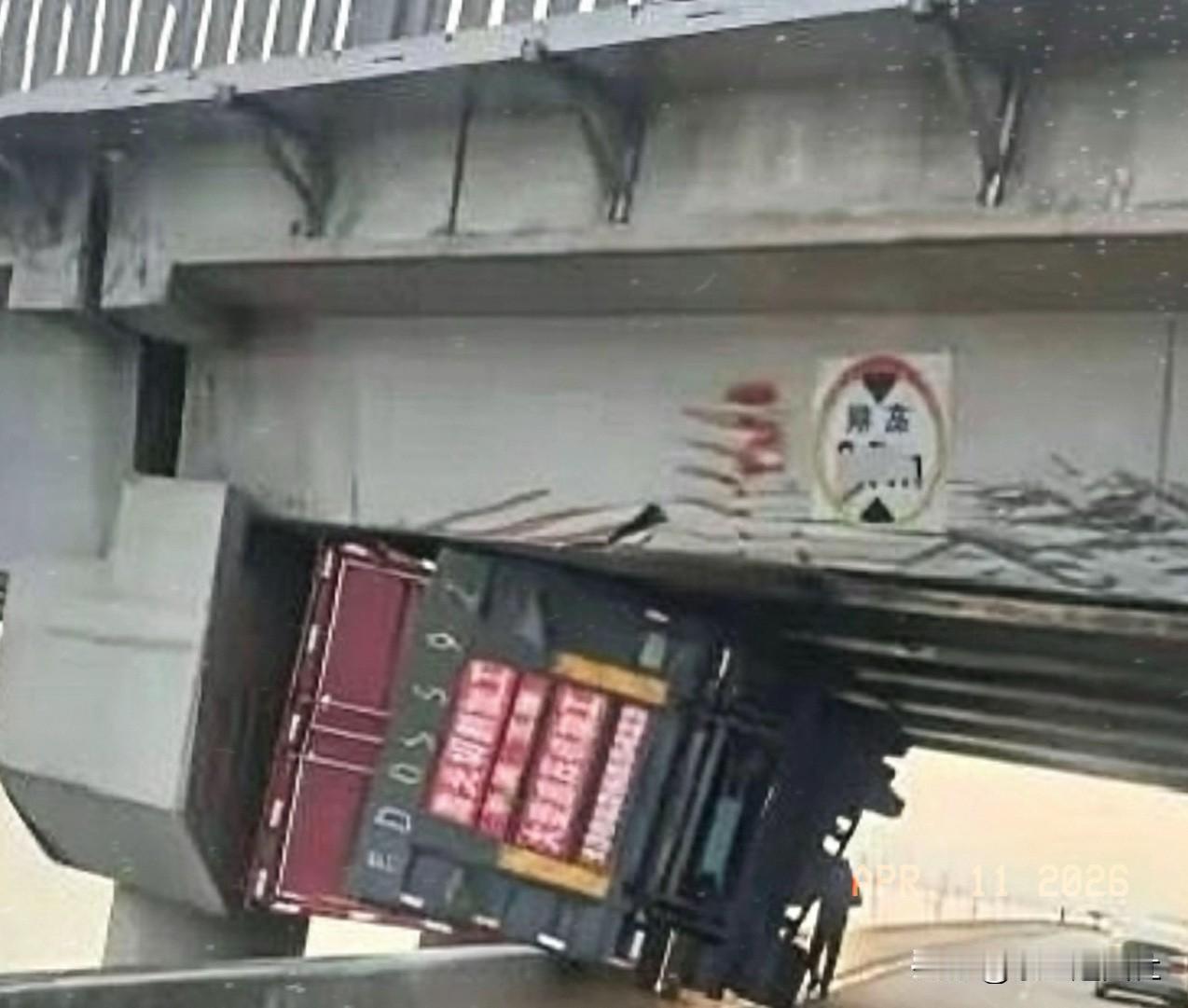 不得不说高手在民间啊，看到这车开上去的位置，满心疑惑，到底是怎么做到的呢？