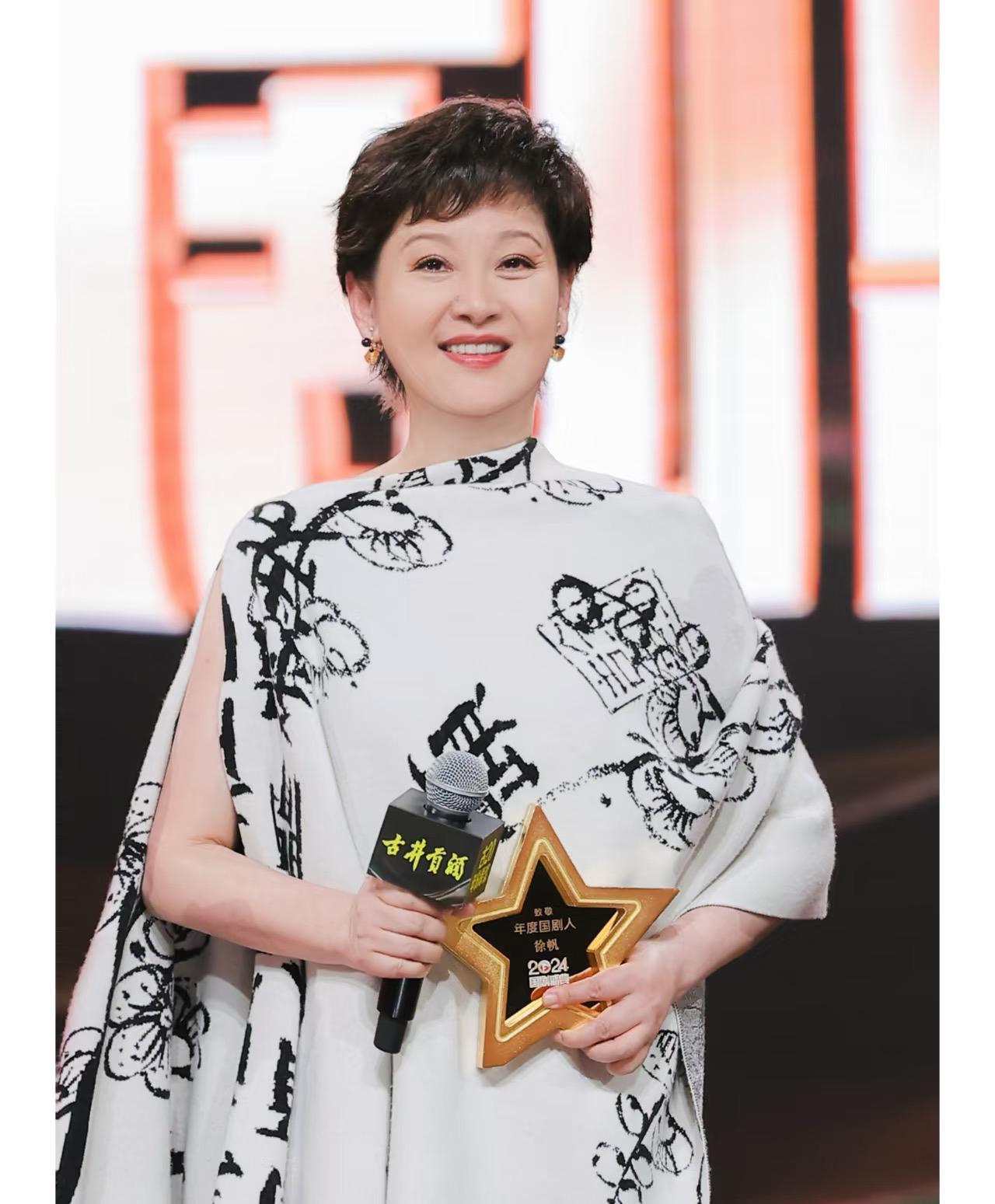 大家关注徐帆不是因为她演过多少角色也不是因为她是冯小刚妻子，而是因为她护家的