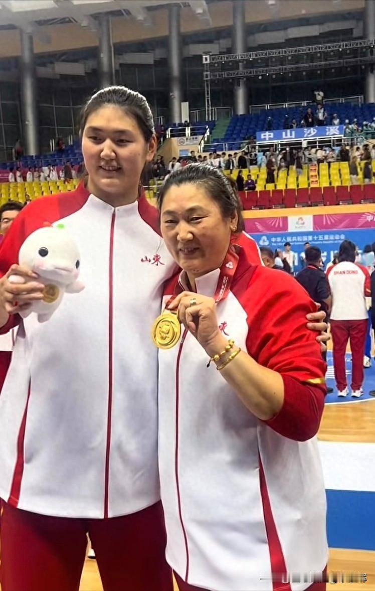 张子宇的妈妈于瑛，是前女篮国手，身高1米98，曾经的山东女篮主力中锋。退役之后