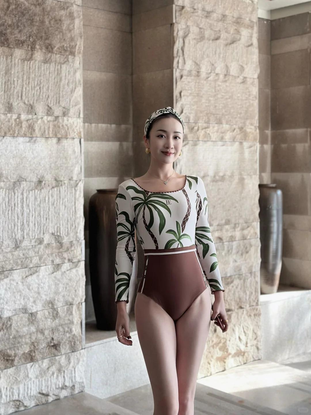 泡温泉当然要穿漂亮泳衣呀，亮色裙摆浸在42℃深海暖汤里，与氤氲水汽撞个满怀。涵碧