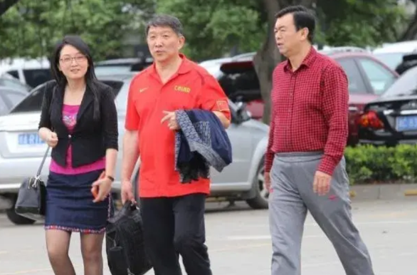 中国女篮主教练宫鲁鸣家中聚餐主要是他的现任夫人简妮‌主持现任妻子简妮‌：四川