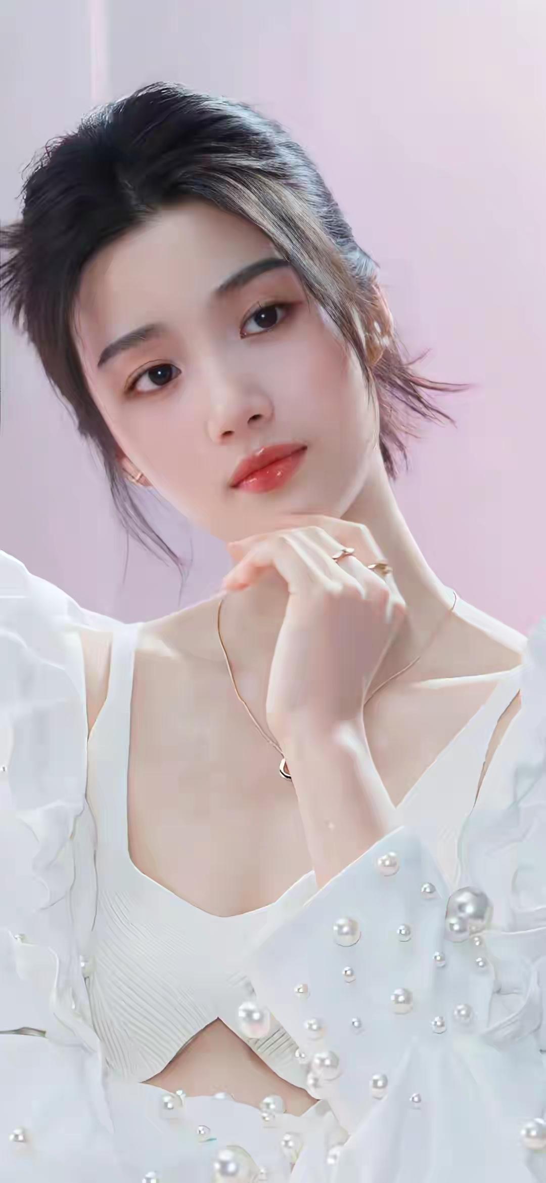 温柔优雅的白色连衣裙，珍珠点缀，清新自然。