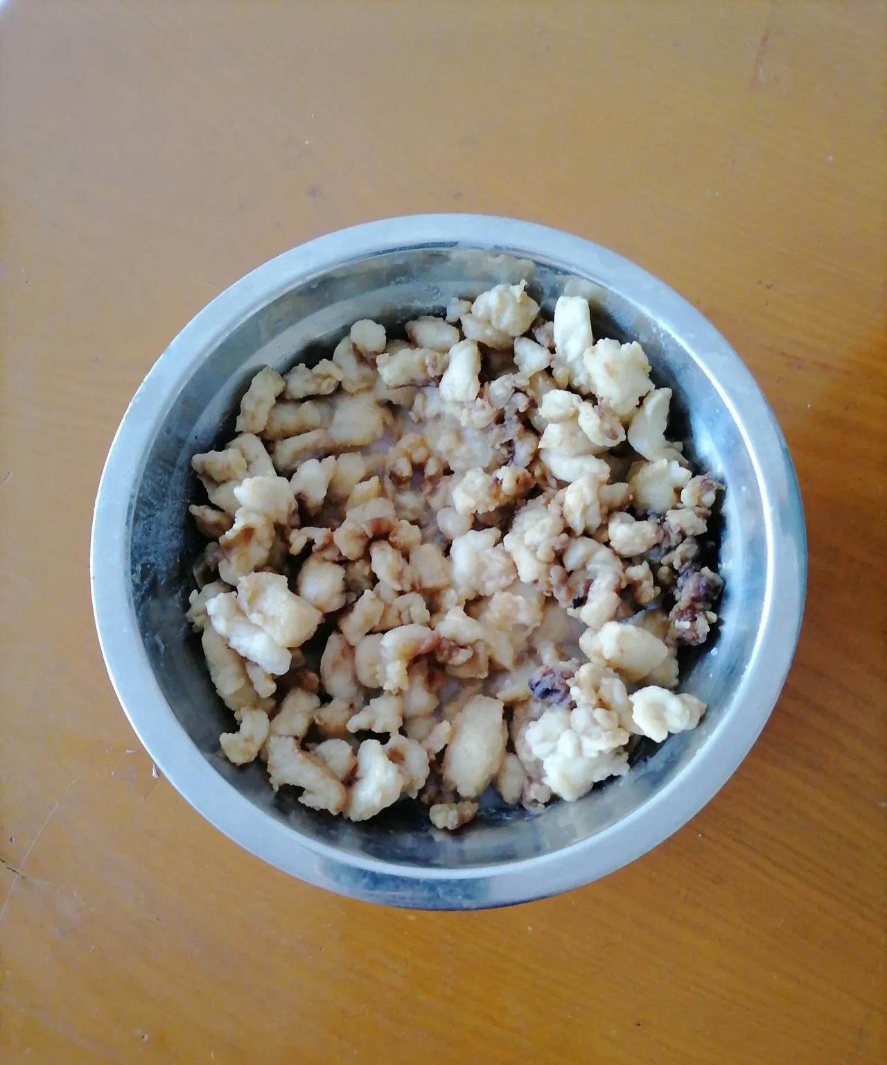 诱人美食猪油渣！猪油好吃，又香又甜，我觉得比其他食用油好吃多了。小时候就喜欢吃猪