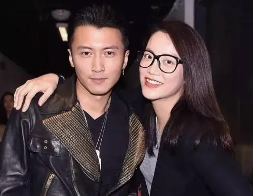 谢贤离世才彻底看透！谢霆锋一生最重要的女人，既不是挚爱王菲，也不是孩子妈张柏