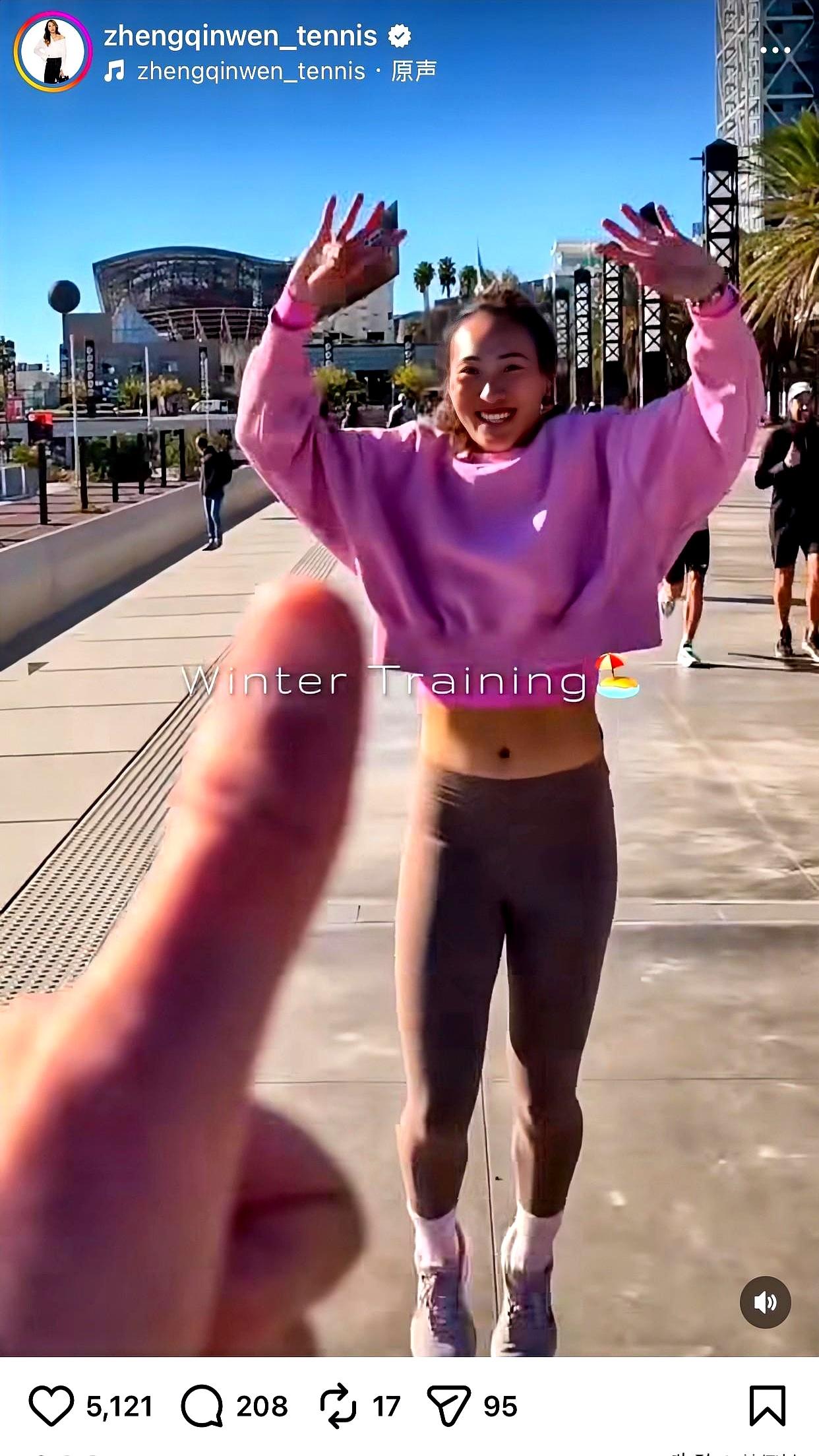 郑钦文今年可不容易，伤病折腾了她不少。最近在海边冬训，世界第一萨巴伦卡还点赞她。