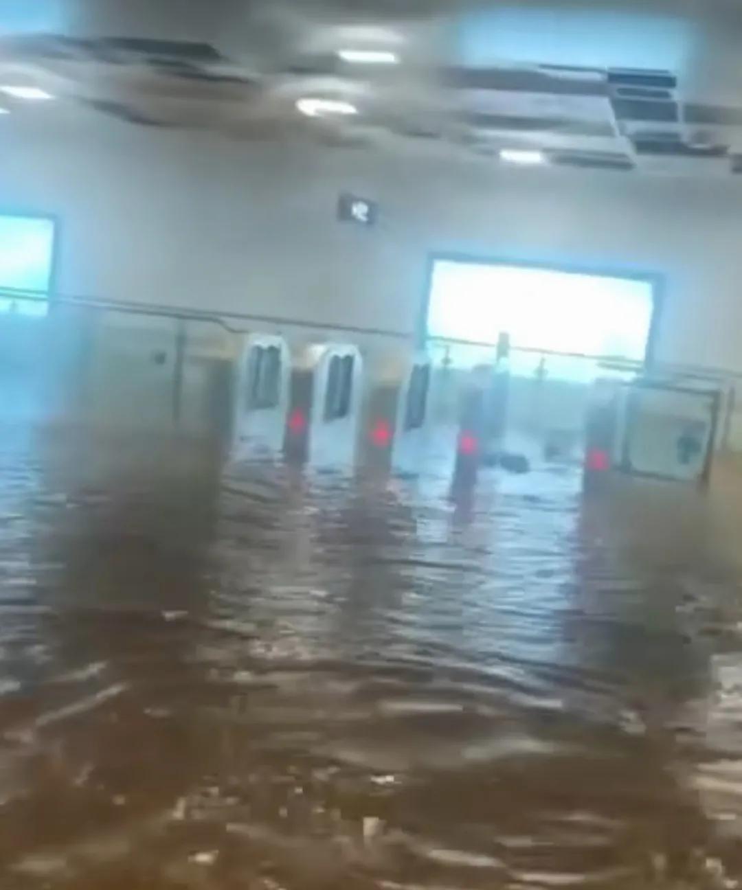8月7号郑州再一次经历了暴雨继7.20之后，7号线地铁也出现了被淹同样让人感
