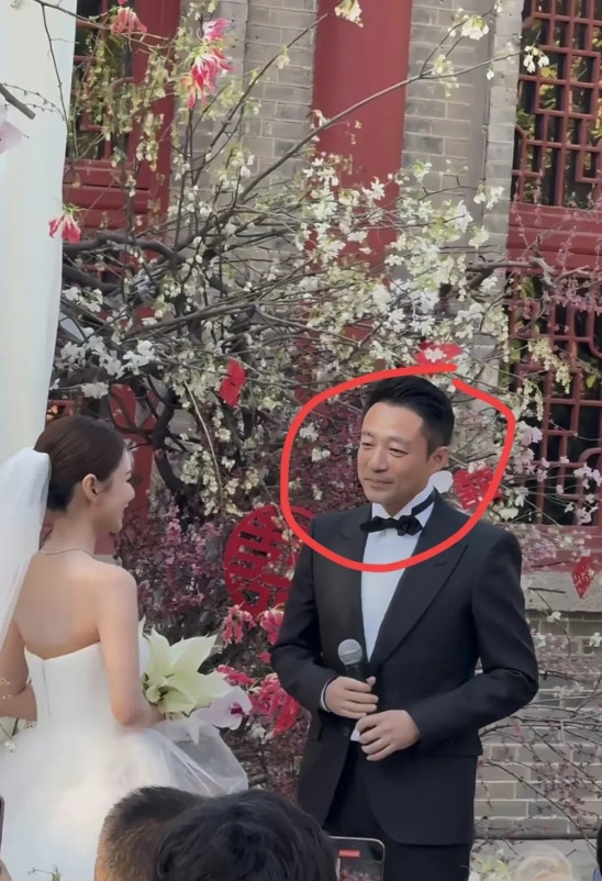 我问我老公，以他对男人的了解，汪小菲婚礼反应正不正常？他瞅了一眼照片问，你还记
