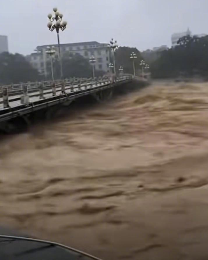 #五指山市降雨破纪录原因#【专家分析#五指山市降雨破纪录#成因：三重力量在山区“