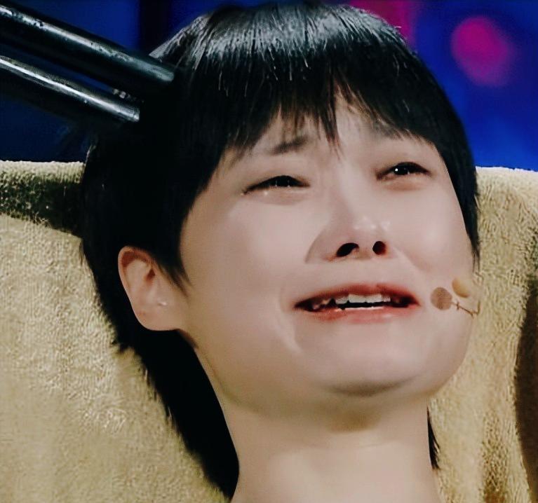 当年，李宇春送谢霆锋一把价值100万的吉他，谢霆锋问她:“春春你很漂亮，但打扮中