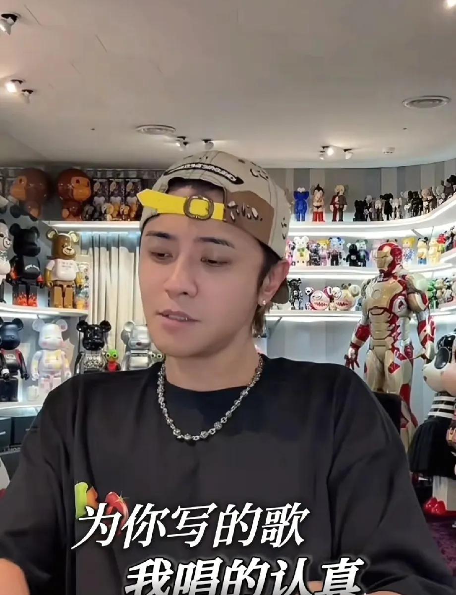 罗志祥直播唱歌，不用唱歌，长相已经是顶流了。偏偏还是亚洲舞王。不过黑