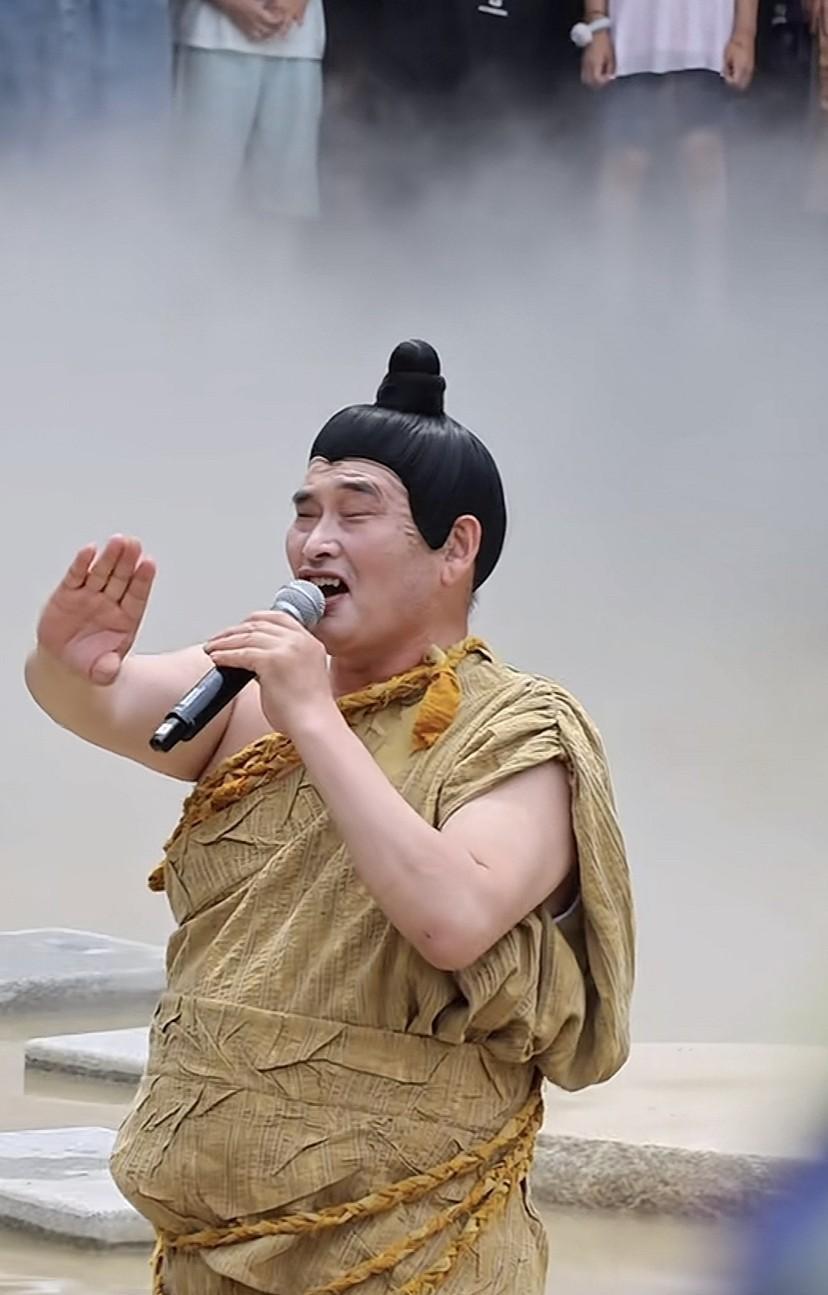 主办方给40万，你让大冬天把棉裤当场脱了，朱之文连眉头都不带皱一下的。你别