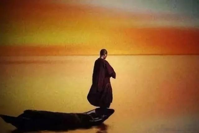 【因果有轮回，苍天饶过谁？】人活一世，头顶天，脚踩地，就要一身正气。暗处有神明，