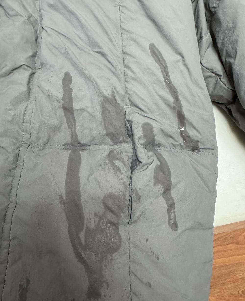 楼上邻居晒腊肉，滴下来的油弄脏了一千多的羽绒服。衣服肯定是不能穿了，我上去找他