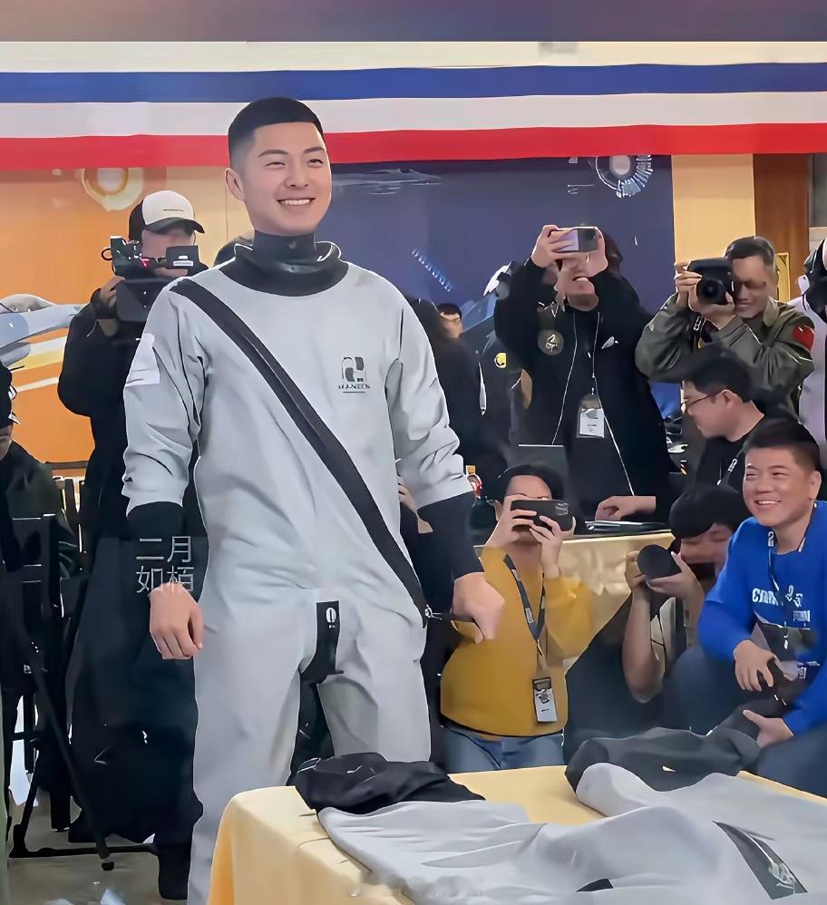 从巴黎世家的奢侈品服装看，也许拉链裤裆将成为服装设计的下一轮前卫潮流，一般人还不