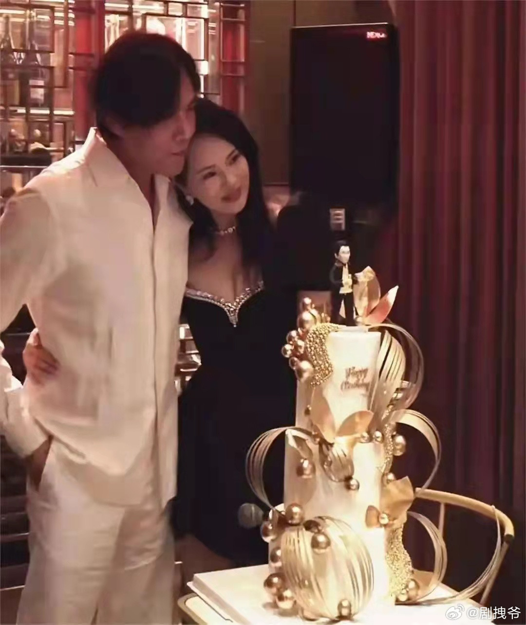 伊能静为秦昊准备惊喜派对，搂着老公腰小鸟依人，一家五口好幸福！​​​