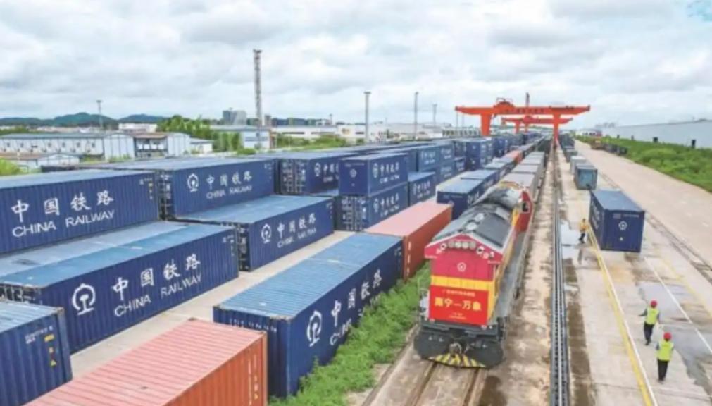 国际上出现了一个怪相，就是中国的邻国都希望中国能给自己修铁路，他们只有一个要求，