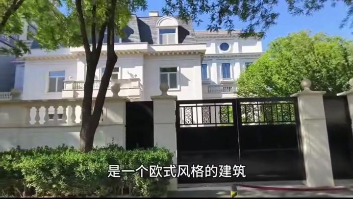 紫檀女王陈丽华的三层欧式独栋小白楼，又气派又豪华。作为紫檀女王、曾经的女首富，