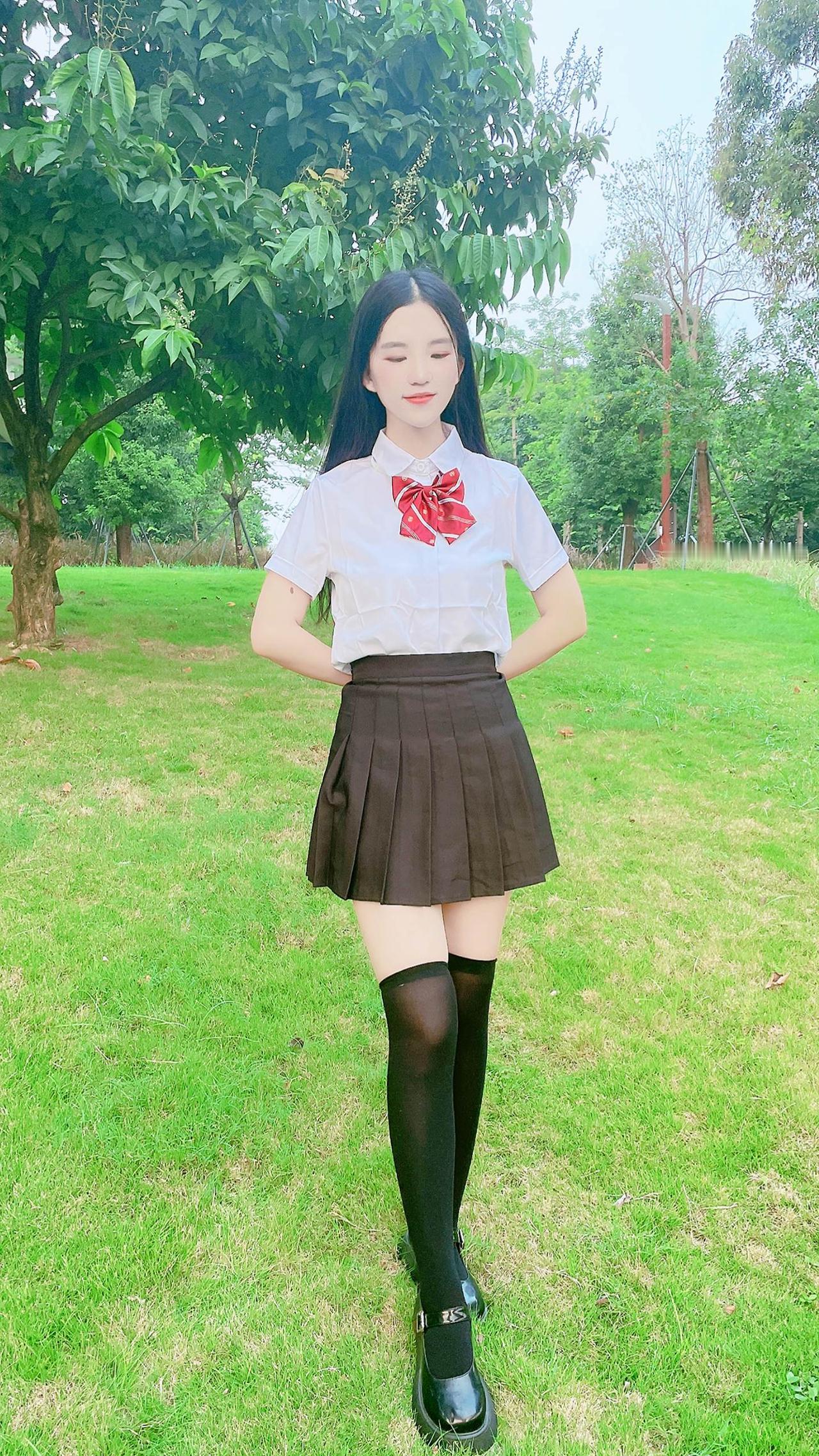 阳光轻吻草地，微风温柔地拂过发梢。长发飘飘的元气少女，身着青春洋溢的JK制服，俏