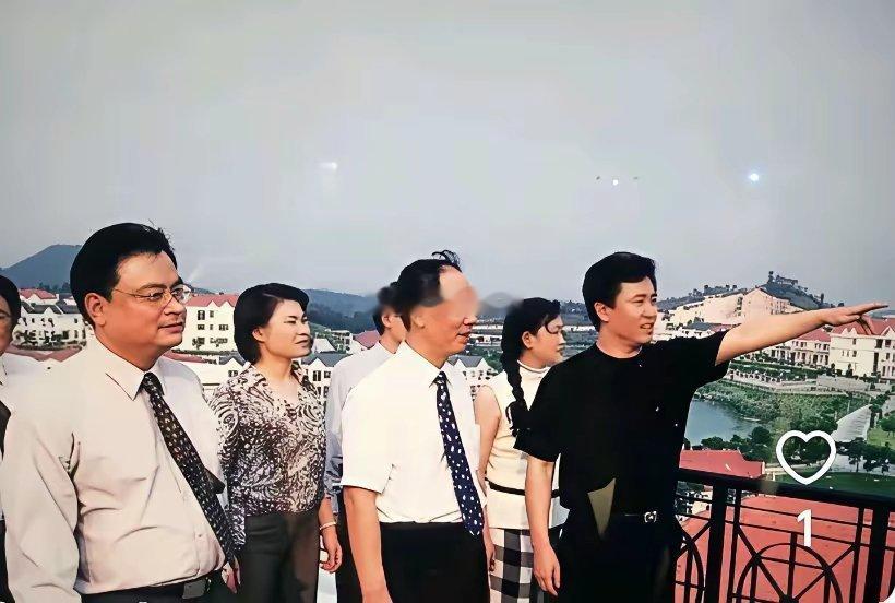 年轻时的许家印意气风发，指点江山，颇有老板派头​​​