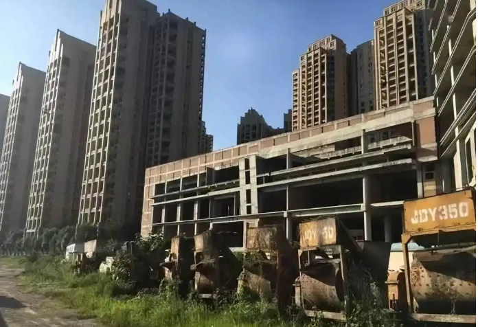 不知道大家有没有发现一个诡异现象：大量烂尾楼盘，主体框架全部完工，甚至玻璃幕墙都装上了，距离交付只差