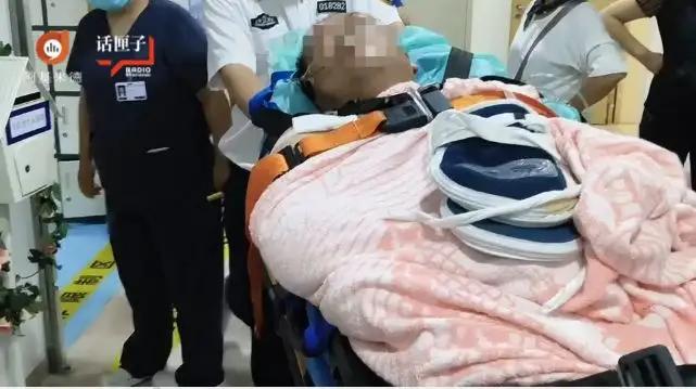 上海，一44岁独居男子，突然病重昏迷被推进ICU，治疗费花了14万，因为没缴社保