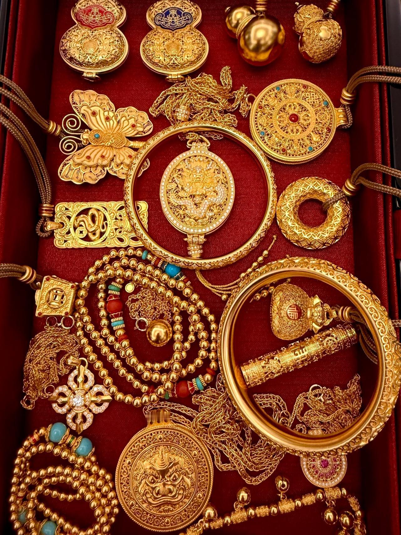 刚卖黄金的人，现在是彻底睡不着了，4月18日暗金站稳1060，昨天直冲10