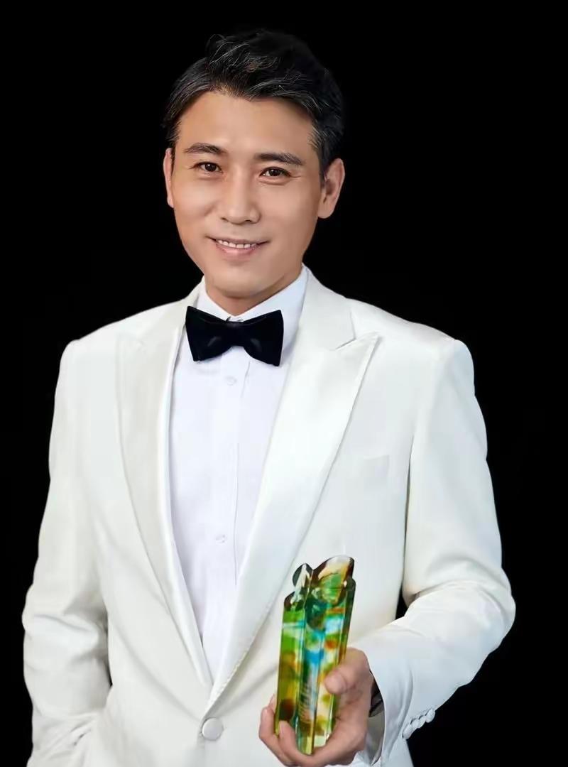 1997年，王千源开了一家饭馆，李乃文和赵春阳去吃饭，吃完后，赵春阳擦擦嘴就走，
