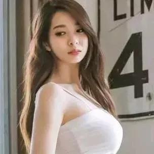 性感女神，穿着白色露肩礼服，气质出众。抹胸白裙写真露肩美人照露肩黑裙写真礼