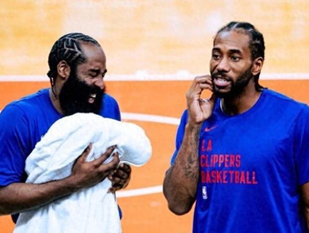 快船最好策略就是把小卡交易到湖人把哈登送回火箭快船6连败，已经输没了心气，最好