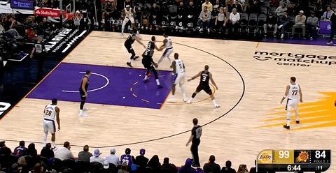 范德比尔特进三分了！第四节6分44秒，底角空位的范德比尔特接斯玛特传球后自信