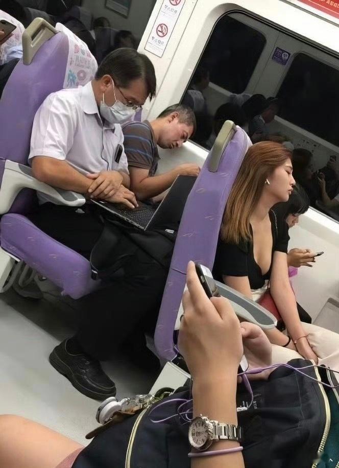 高铁上的有钱人也还在用home键iPhone！