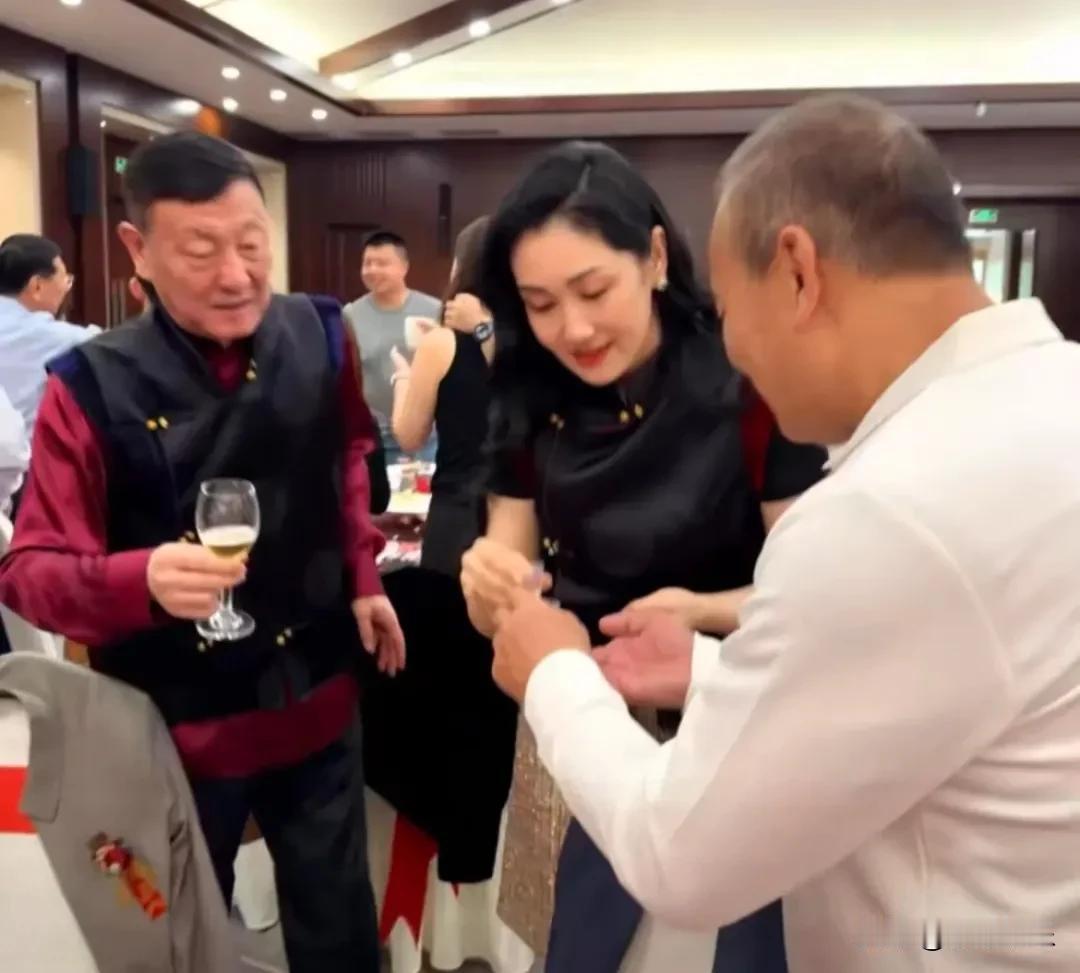 韩磊回内蒙参加婚宴！58岁的韩磊带着妻子其其格回呼和浩特老家参加亲友婚宴了。