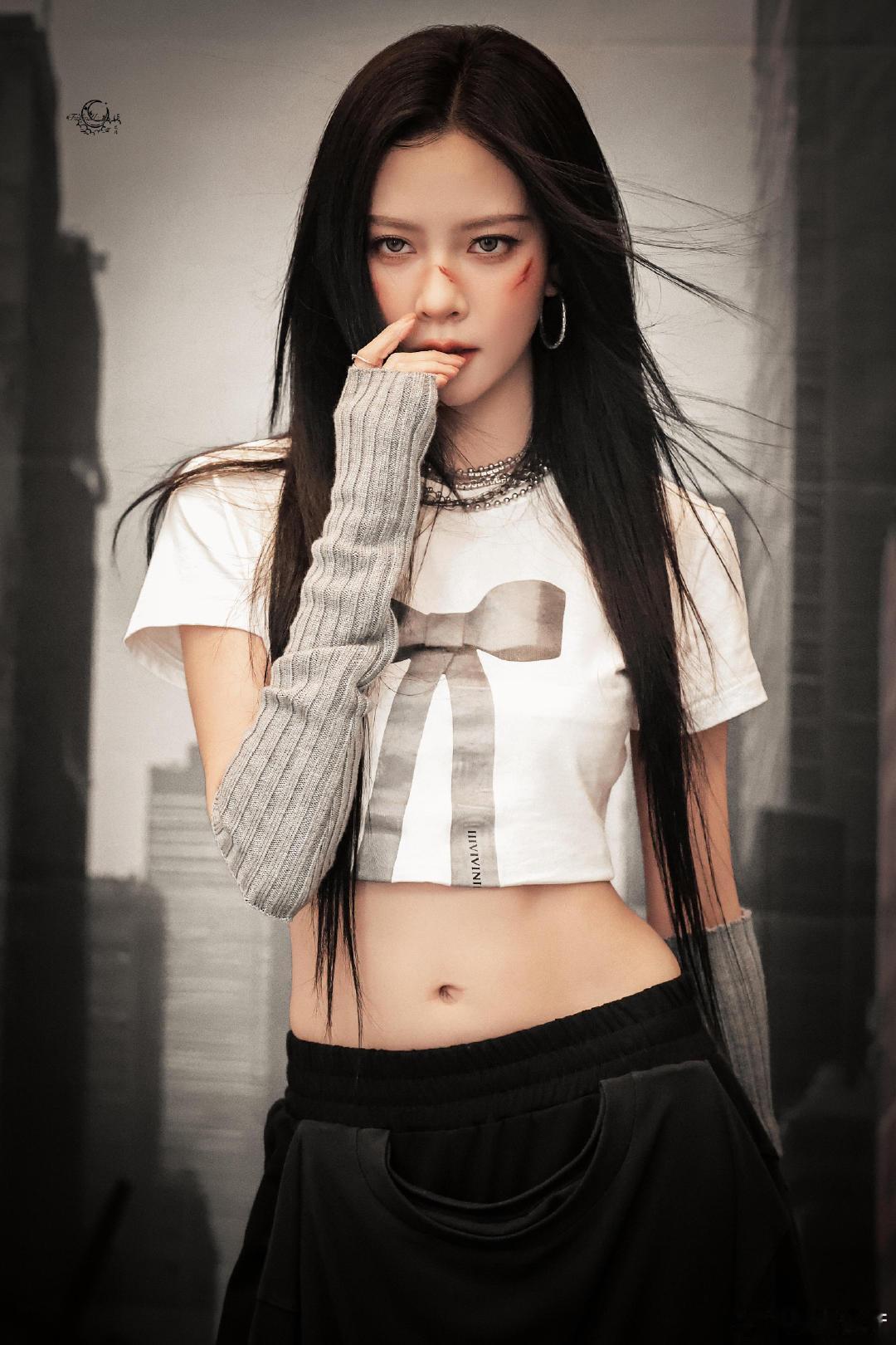 宋妍霏冷艳妈咪刘海造型封神了！本想走冷艳路线，结果被夸到笑场，姐姐的反差萌太