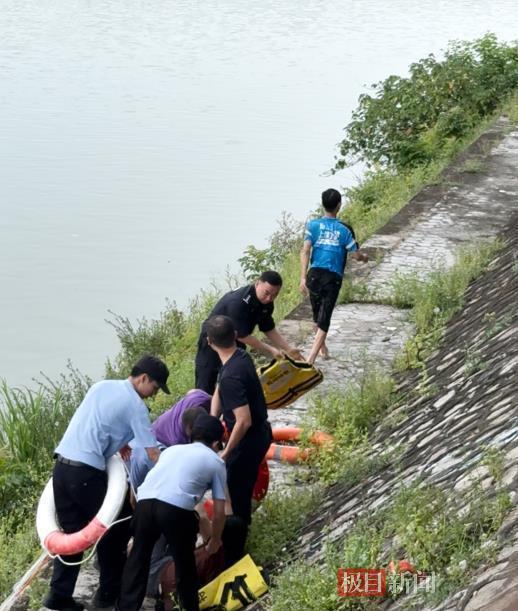 “上人民日报了！”广东茂名，50岁外卖员送餐经过大桥，突然跳下车，从10余米高桥