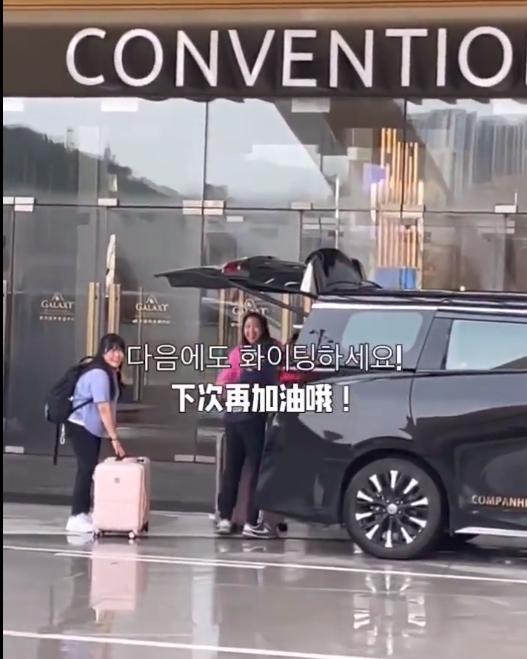 申裕斌已经离开澳门了。澳门今天还在下雨了，有在澳门的球迷拍到申裕斌已经拿着行李