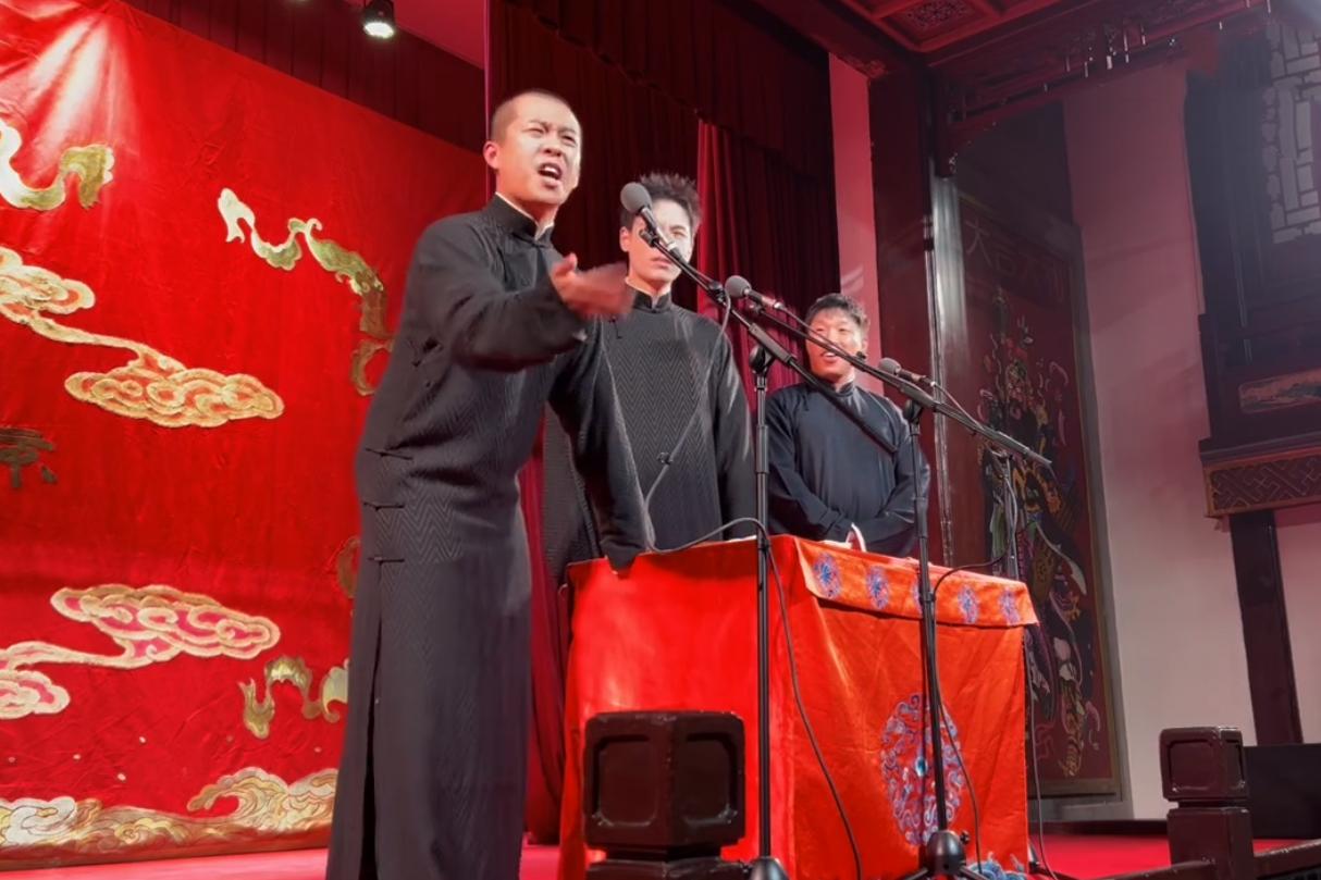 副总烧饼临时到九队演出，张九龄、王九龙玩双簧，没少揭底师哥。德云社当红演员回归小