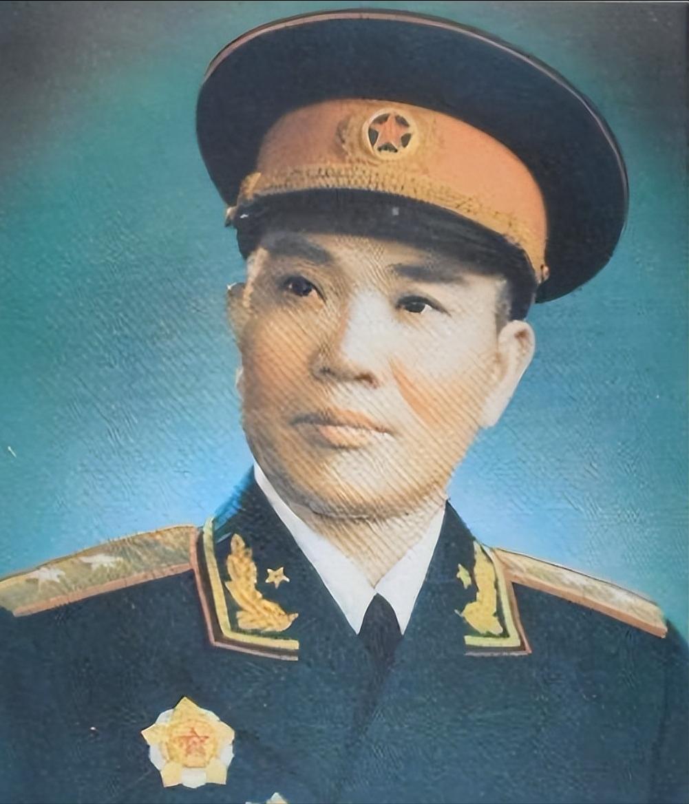 1955年，大授衔前，毛主席审阅拟选名单时，在少将名单中看到了韩伟的名字，不禁眉