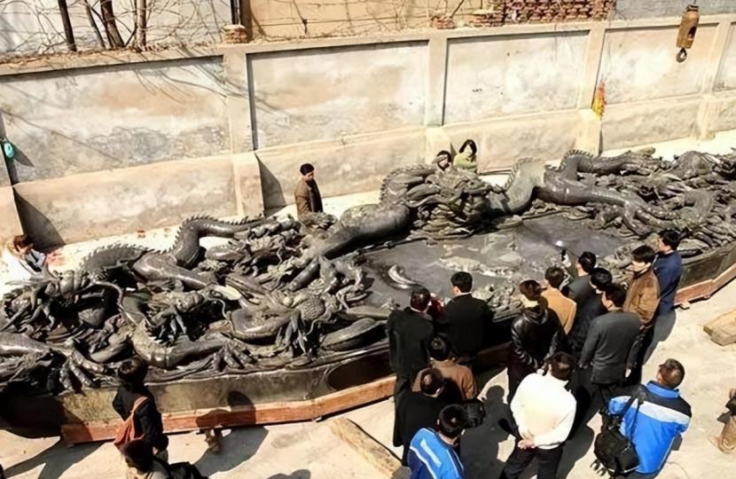 1991年，河北有一名村民上山砍柴，砍了一会，他觉得闷热无比，索性随便找了块大石