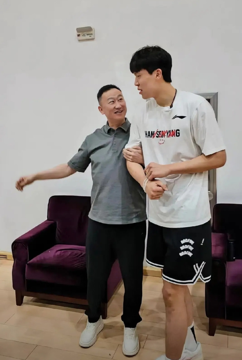 青岛男篮成CBA“造星工厂”！杨瀚森之后，17岁新星为何争相加盟？