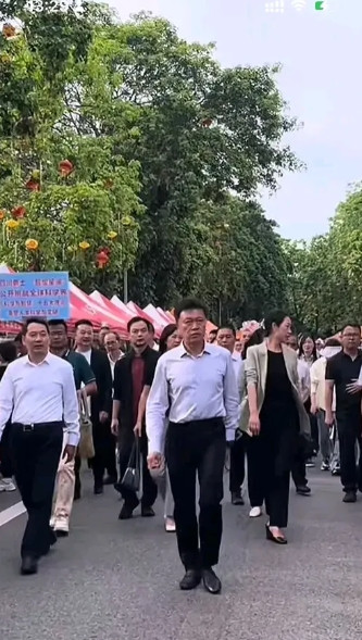 重庆区委书记与市场杠上啦这是五一期间，荣昌区委书记视察市场（左图），右图是九龙
