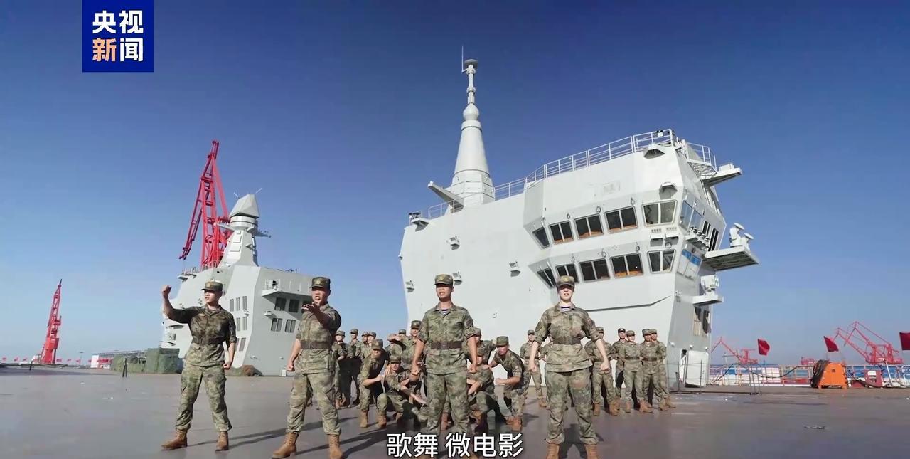 076“四川”舰的一体化桅杆小平板可不少，之前插红旗原来就是为了拍这个宣传片，白